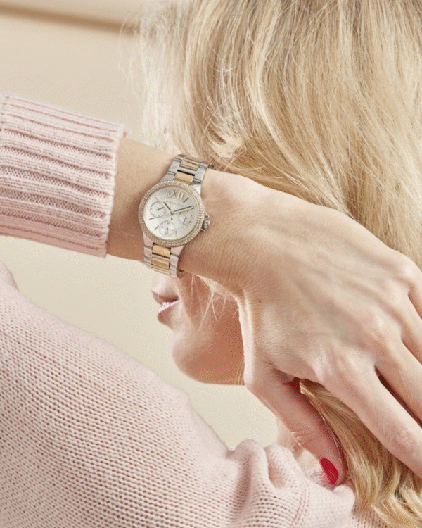 La montre GUESS GW0668L2 pour femme, issue de la collection Mod ID, combine élégance contemporaine et fonctionnalité raffinée. - 2025-07-11T093638.875 Montre Michael Kors Camille Blanc MK6982