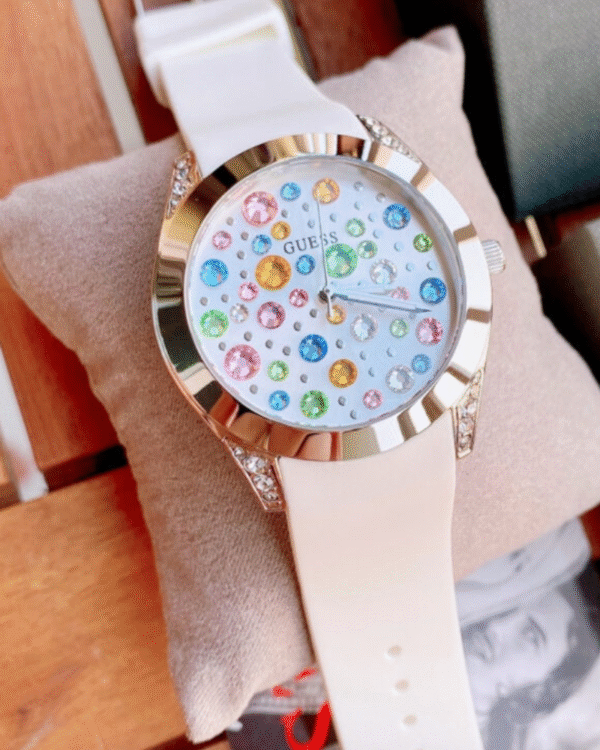 La montre GUESS GW0668L2 pour femme, issue de la collection Mod ID, combine élégance contemporaine et fonctionnalité raffinée. - 2025-07-21T084903.817 Guess Femme Wanderlust Crystals W1059L1