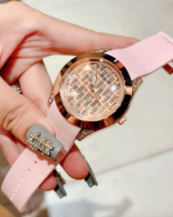 La montre GUESS GW0668L2 pour femme, issue de la collection Mod ID, combine élégance contemporaine et fonctionnalité raffinée. - 2025-07-24T051126.634 Montre GUESS Femme GW0109L2