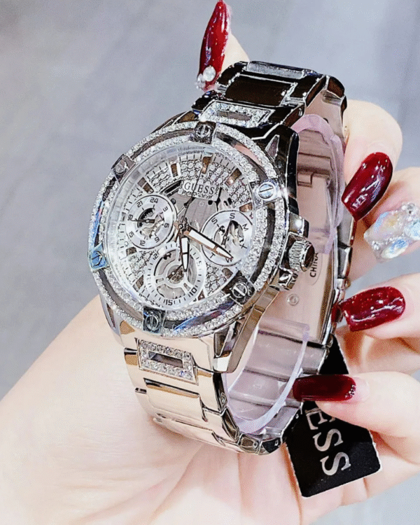 La montre GUESS GW0668L2 pour femme, issue de la collection Mod ID, combine élégance contemporaine et fonctionnalité raffinée. - 2025-08-07T042744.197 Montre Guess Trend GW0464L1 Queen